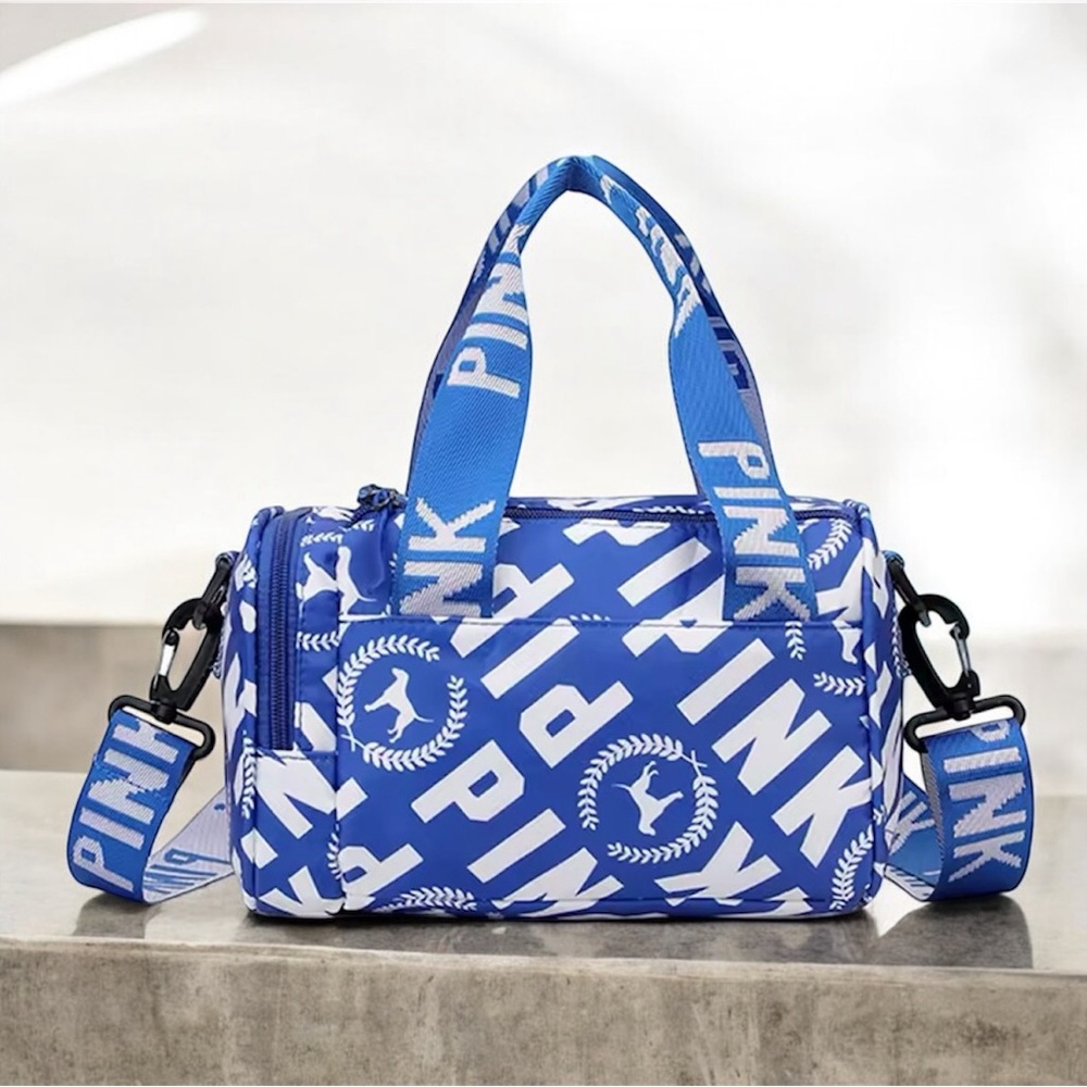 Sports / cosmetic bag.